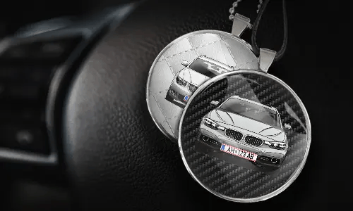 Innenspiegelanhänger in zwei Varianten mit Carbon- und Weißleder Hintergrund autodeko innenspiegel