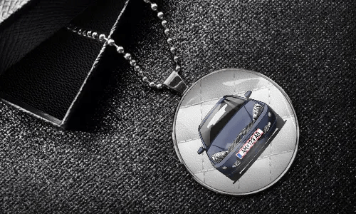 Innenspiegelanhänger neben Versandverpackung auf dem schwarzem Hintergrund anhänger innenspiegel auto