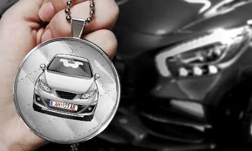 Innenspiegelanhänger mit dem Weißleder Hintergrund in der Hand rückspiegelanhänger auto