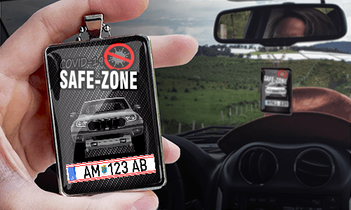Auto-Safezone-Anhänger mit Carbon Hintergrund und Metallkette in der Hand Safezone-Anhänger