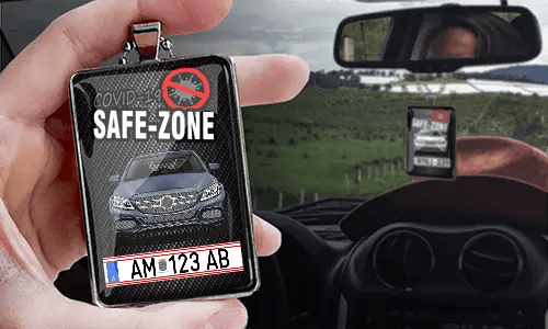 Auto-Safezone-Anhänger mit Carbon Hintergrund und Metallkette in der Hand Safezone-Anhänger