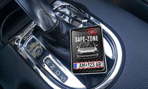 Auto-Safezone-Anhänger mit Carbon Hintergrund und Lederkette im Wagen Auto-Schutzraum-Anhänger