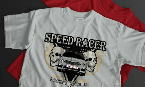 Weißes T-Shirt mit SPEED RACER Schriftzug, silberner BMW-Grafik, zwei Schädeln, gelben Ornamenten und schwarzem Hintergrund