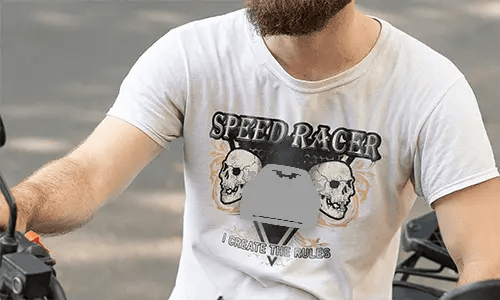 Weißes T-Shirt mit roter Motorradgrafik zwischen Schädeln, SPEED RACER oben, I CREATE THE RULES unten