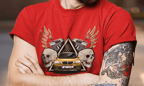 Rotes T-Shirt mit weißer SUV-Grafik, flankiert von Schädeln und Kolben, goldene Flügel dahinter, getragen von tätowierter Person