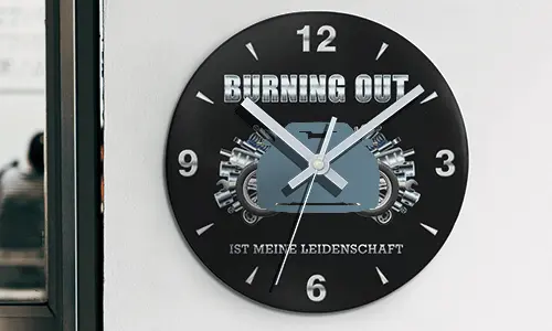 Wanduhr mit Motorrad- und Motorgrafik, Schriftzug BURNING OUT IST MEINE LEIDENSCHAFT auf schwarzem Zifferblatt