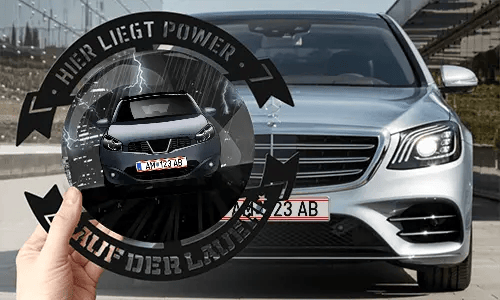 metallschild selbst gestalten Schwarzlackiert in der Hand foto wanddekoration