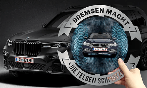 metallschild selbst gestalten Chromlackiert in der Hand mit dem Wagen auf dem Hintergrund individuelles metallschild