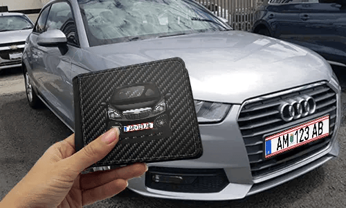 personalisiertes portemonnaie mit Carbon Hintergrund und Autosilouette in der Hand personalisiertes portemonnaie