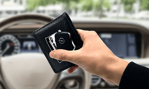 kreditkartenetui carbon mit Autoschlüssel in der Hand carbon geldbörse