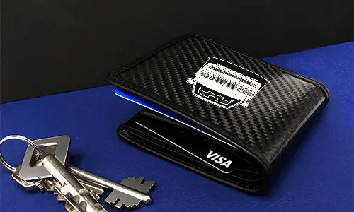 kreditkartenetui carbon auf dem blauen Hintergrund geldbörse carbon