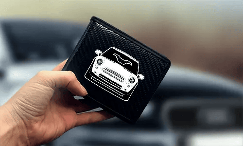 kreditkartenetui carbon mit Autosilouette in der Hand carbon portmonee