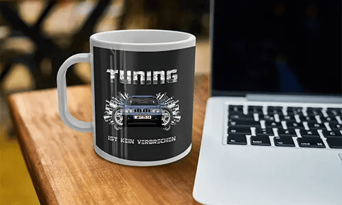 schrauber tasse auf dem Tisch neben den Laptop tasse mechaniker
