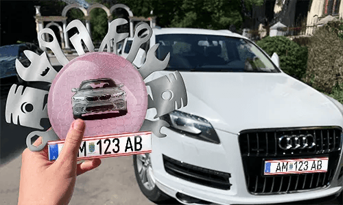 Autoschlüsselanhänger in der Hand mit dem Wagen auf dem Hintergrund individueller schlüsselanhänger