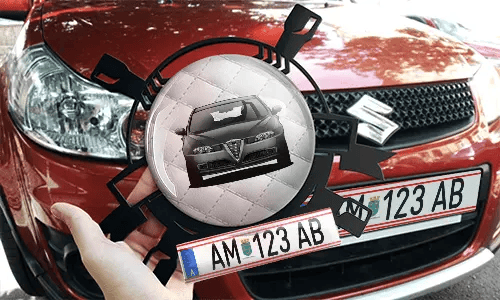 Autoschlüsselanhänger in der Hand mit dem Roten Wagen  persönlicher schlüsselanhänger