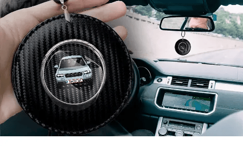 autospiegelanhänger mit foto carbon in der Hand individualisierter autospiegelanhänger