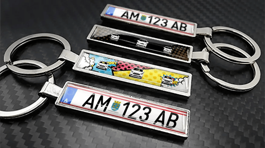 Metalen sleutelhangers in stripstijl met auto-illustraties en gepersonaliseerd kentekenontwerp