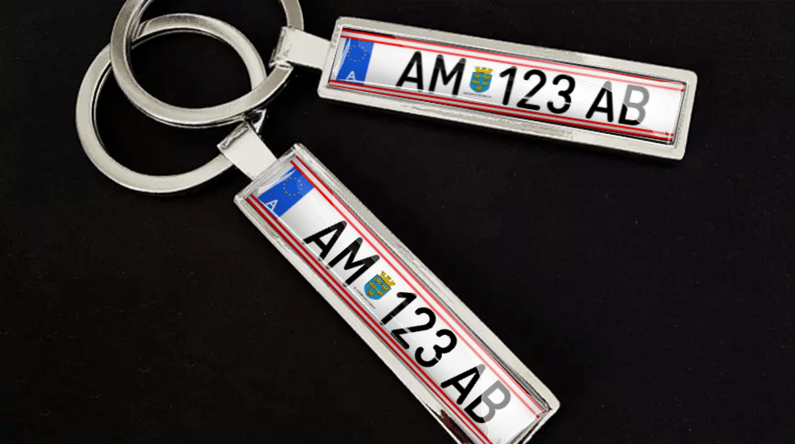 Individueller Schlüsselanhänger mit Kennzeichen & Wunschgravur selbst  gestalten - Auto Nummernschild Österreich Wunschkennzeichen KFZ Fuhrpark  Autoschlüssel-Anhänger personalisiert : : Auto & Motorrad