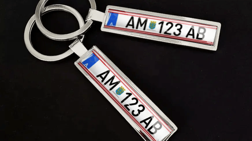 Nyckelringar med anpassad registreringsskylt, metallfinish och personligt nummerdesign