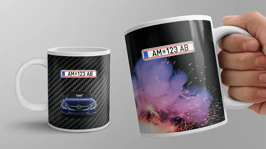 Zwei weiße Tassen mit Auto-Designs: blauer Mercedes auf Carbon-Hintergrund, silberner BMW mit Funken und Rauch