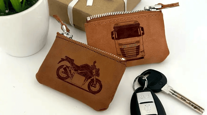 Zwei braune Leder-Schlüsselmäppchen mit Reißverschluss: eines mit Motorrad und Kennzeichen 
